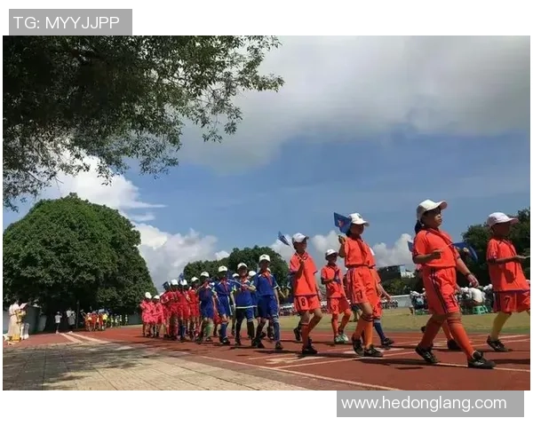 足球球星捂手动作引发关注背后原因揭示运动员保护自我方式