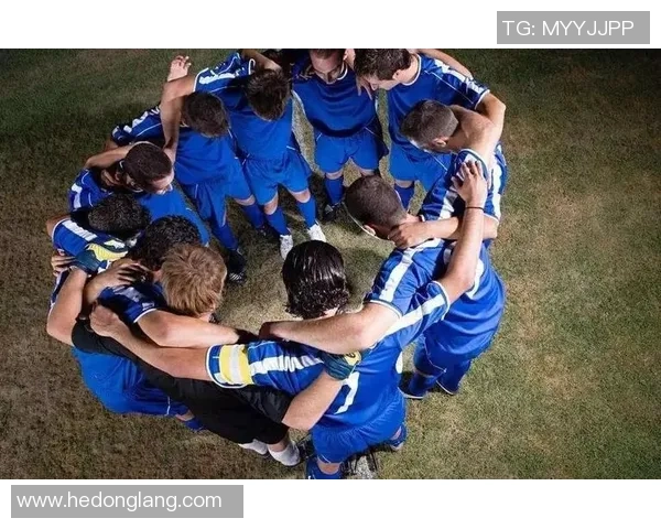 足球教练与国际球星亲密合影 展现团队合作与全球足球魅力